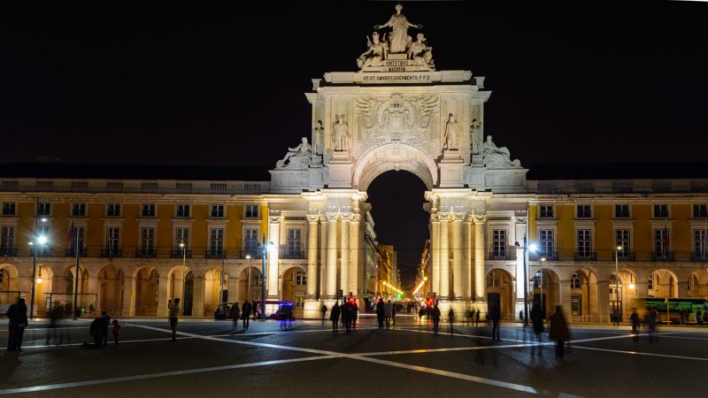 Live Fado show & Traditional Dinner with Night Tour