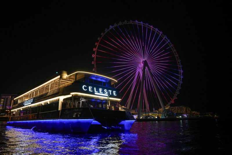 Dubai Marina: Luxury Dinner Cruise 5 Star Buffet & Live Shows - Main Deck