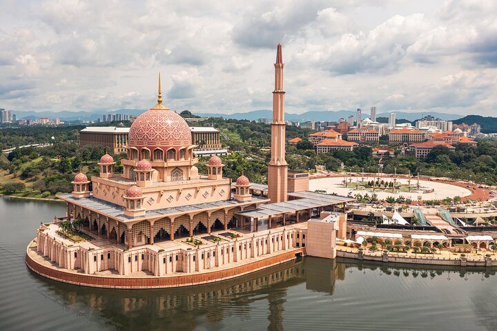 Private tour from Kuala Lumpur: Putrajaya Lakes and Pink Mosque