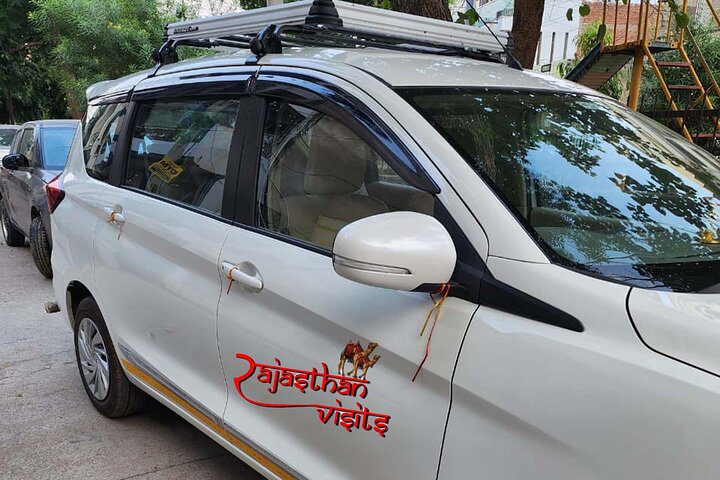 Private One-Way Transfer: Jodhpur to Jaipur by AC Car
